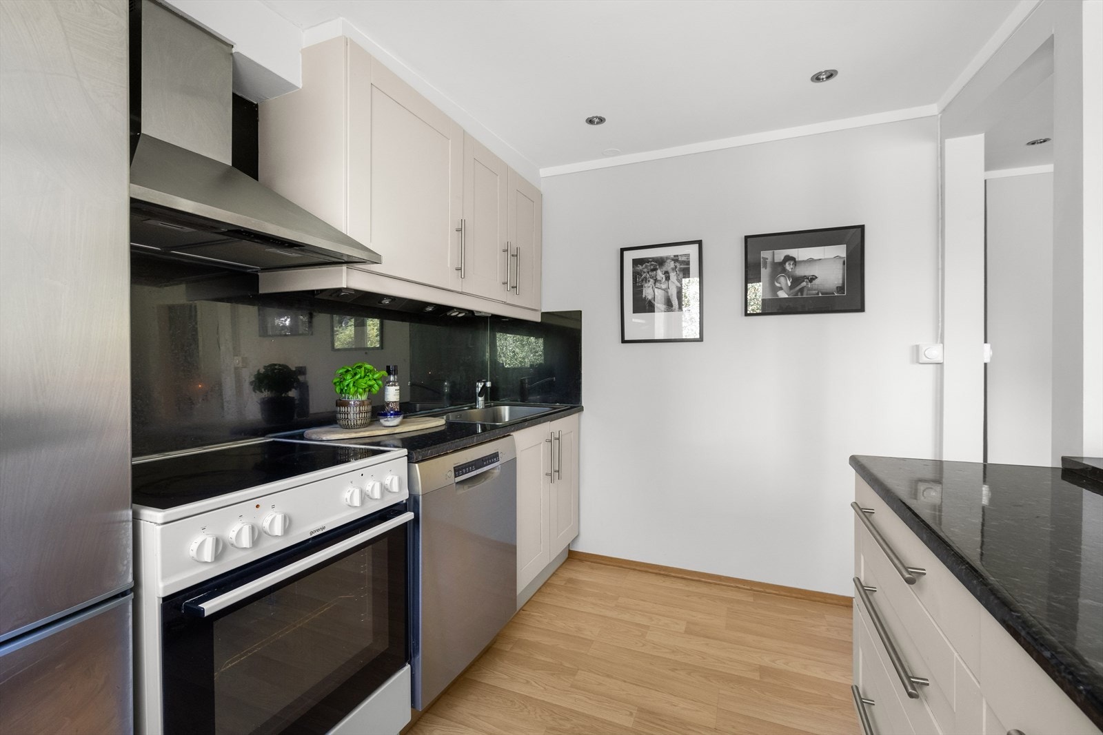 Det er avtrekk over kokeplass som bidrar til å fjerne matos og damp under matlaging. Galleribilde