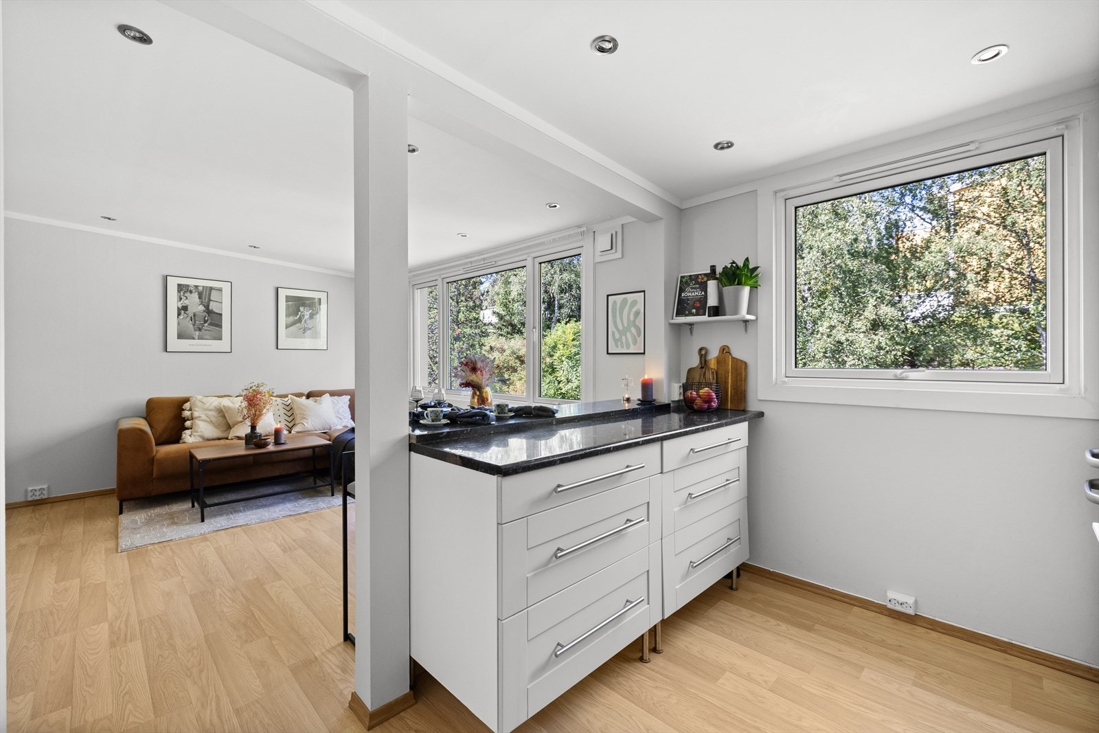 Kjøkkenøyen gir rom for både arbeidsflate og uformelle måltider. Galleribilde