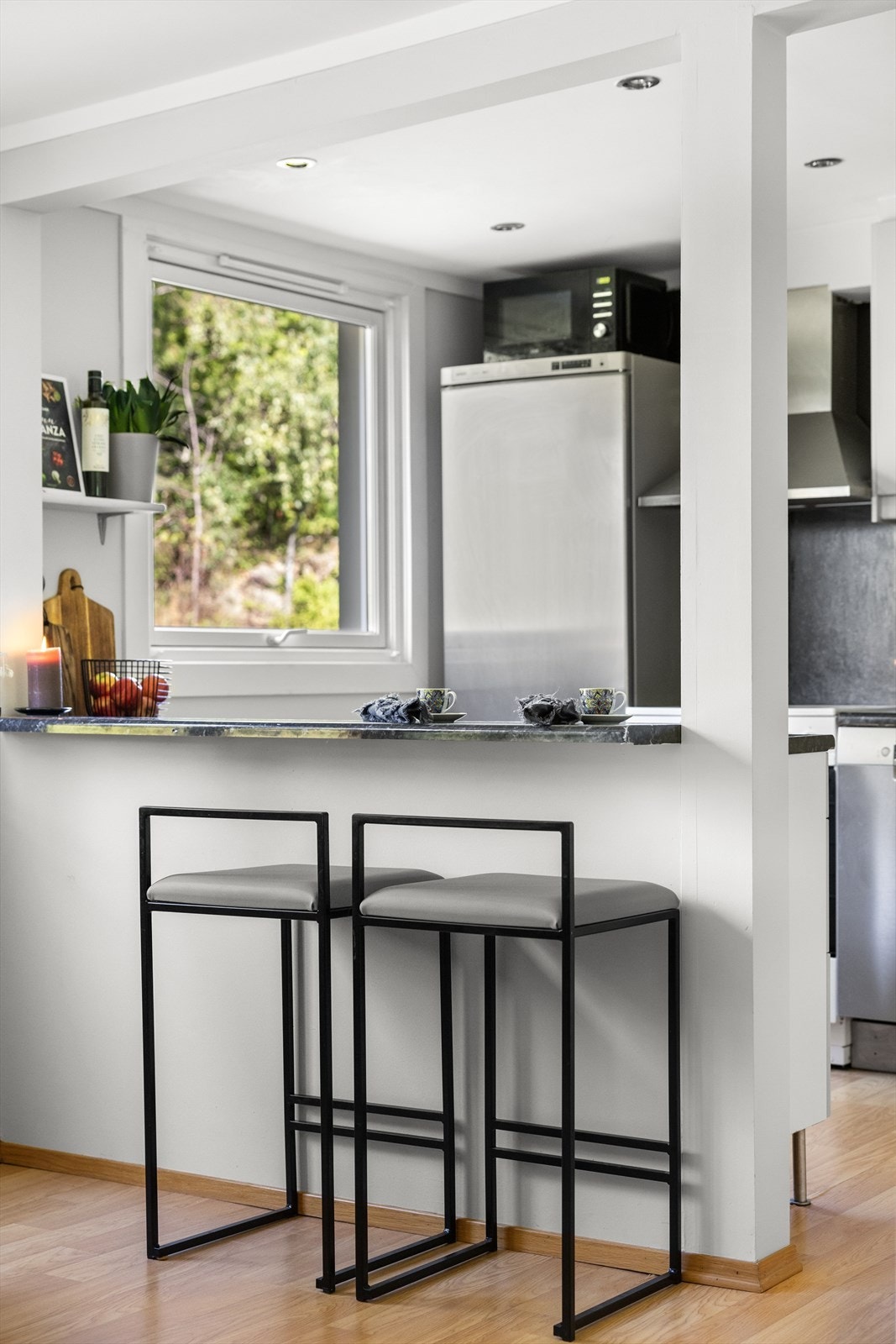 Praktisk kjøkkenøy - perfekt for både matlaging og sosialt samvær. Galleribilde