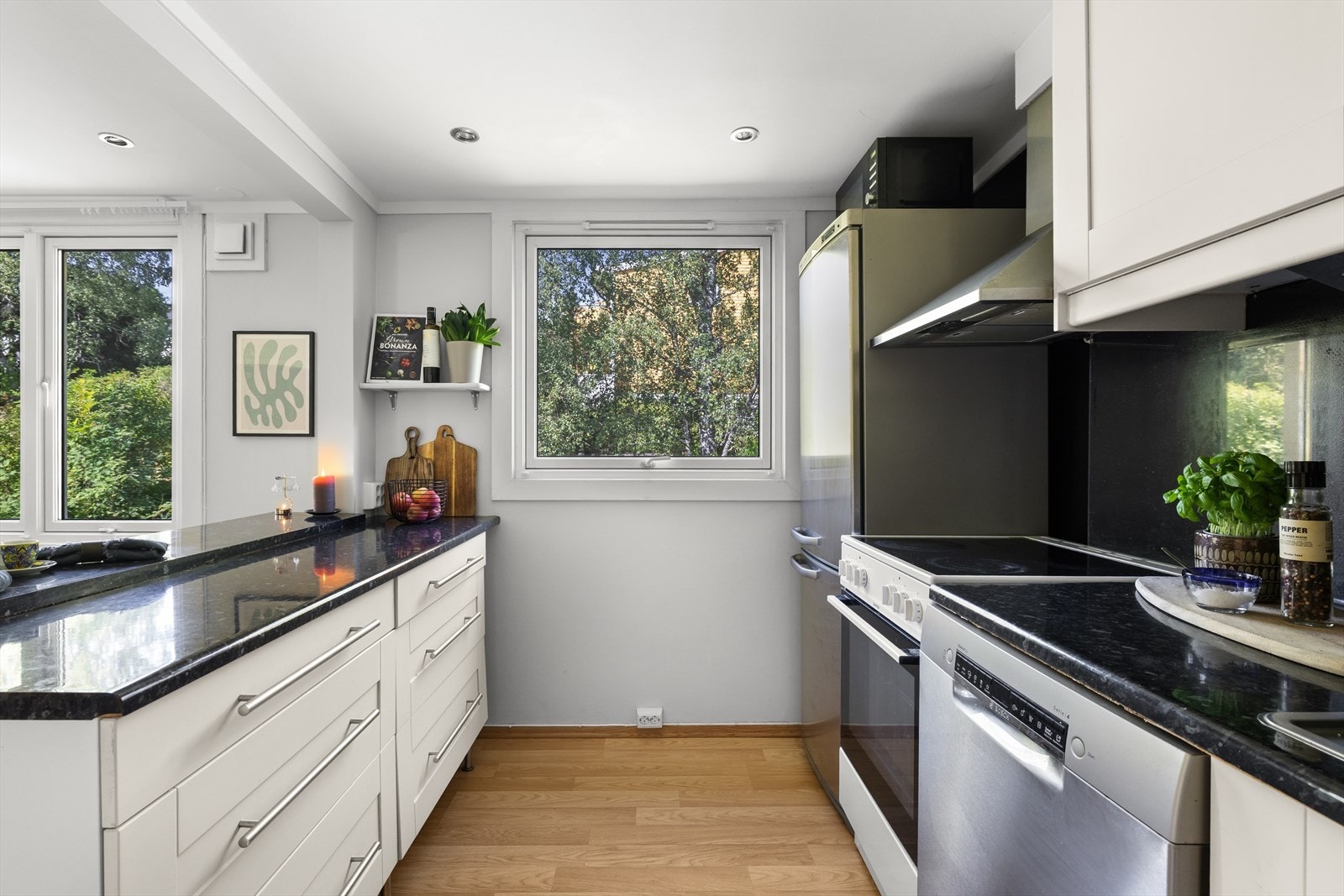 Praktisk utforming av kjøkkenet med god skap- og benkeplass. Galleribilde