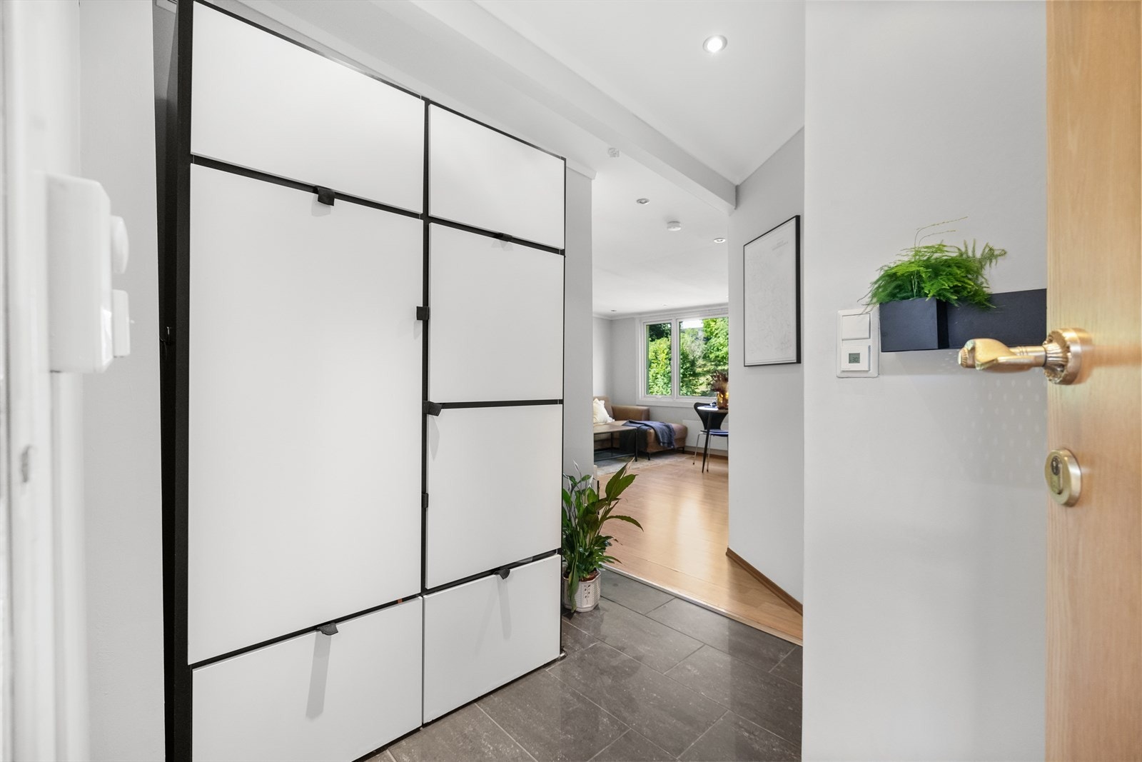 Leiligheten har en lys og innbydende entré som skaper et godt førsteinntrykk. Her finnes et stort og praktisk skap hvor yttertøy enkelt kan henges bort. Galleribilde