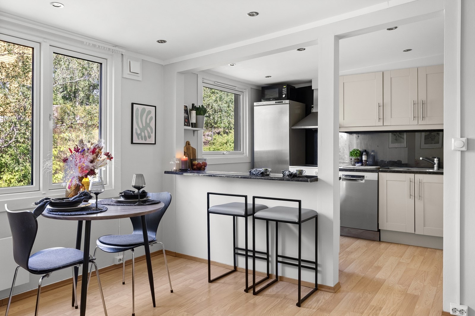 Totale felleskostnader pr. d.d. kr 2 998,- pr. md og inkl. forretningsførsel, drift og vedlikehold, forsikringer, festeavgift, kommunale avgifter, energi/fyring, TV-anlegg/bredbånd m.m. Galleribilde