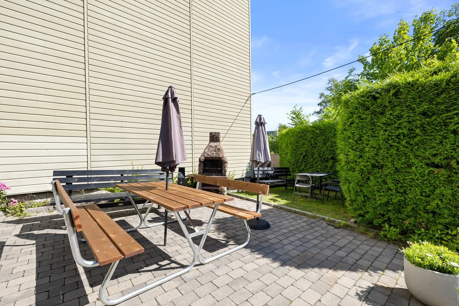 Et pent opparbeidet uteareal med benkplass gir deg muligheten til å nyte solfylte dager, møte naboer, eller bare trekke litt frisk luft. Galleribilde