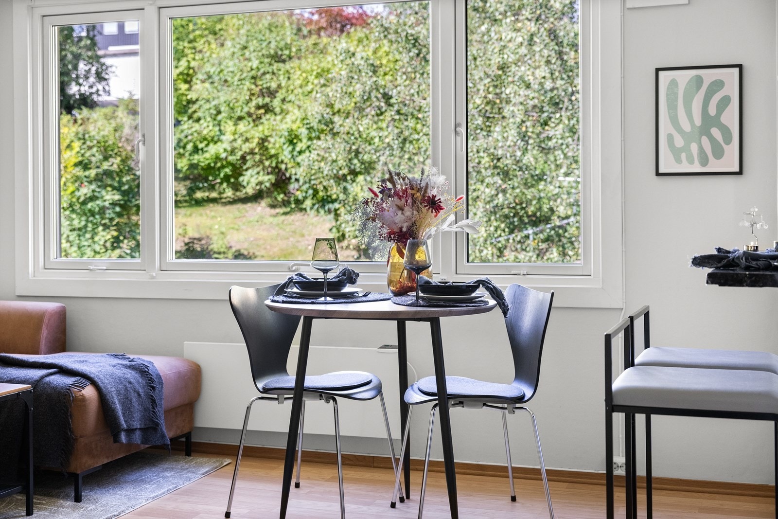 Flott spiseplass ved vinduet - nyt et godt måltid med grønt utsyn. Galleribilde