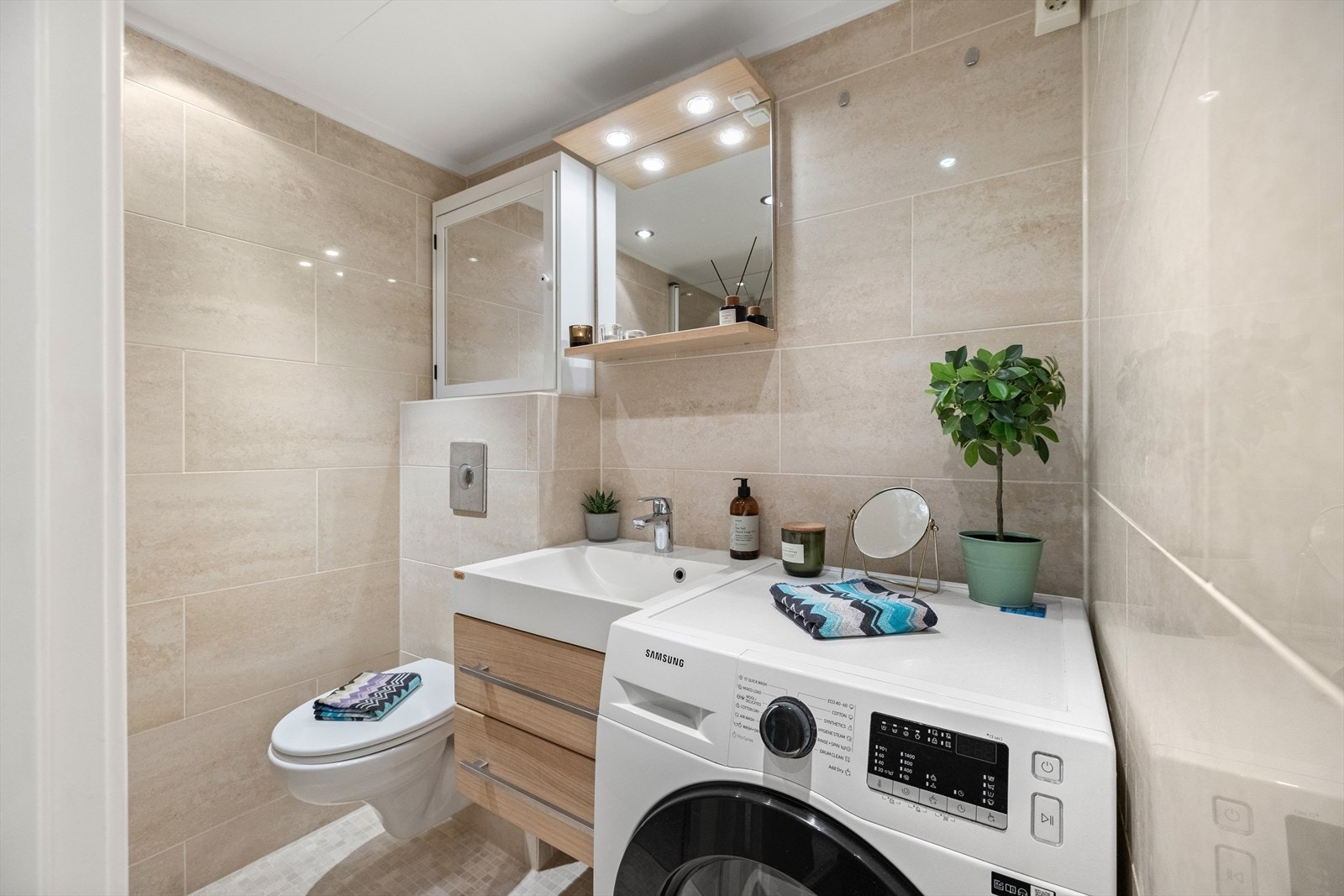 Det er opplegg for vaskemaskin, og mekanisk ventilasjon bidrar til et godt inneklima. Galleribilde