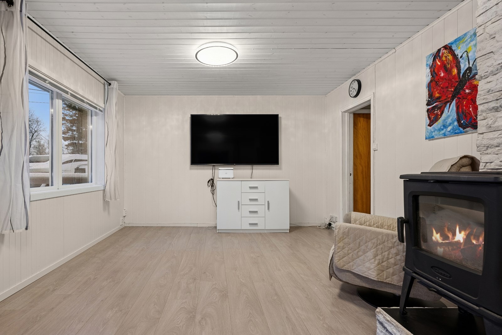 Boligen varmes opp av vedovn og elektrisk oppvarming. Galleribilde