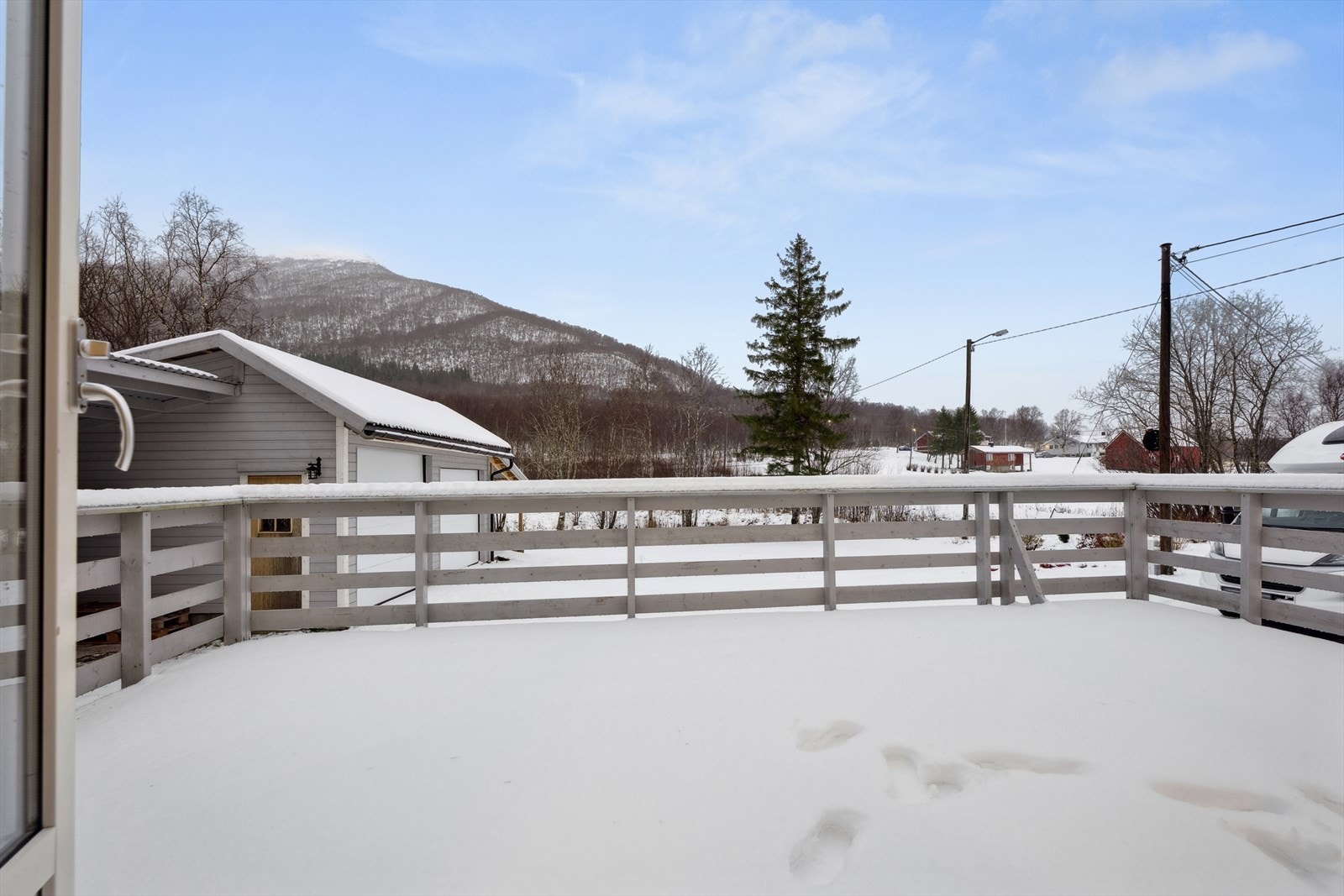 Terrasse til stor glede på gode og varme sommerdager. Vendt mot vest og har gode solforhold. Galleribilde