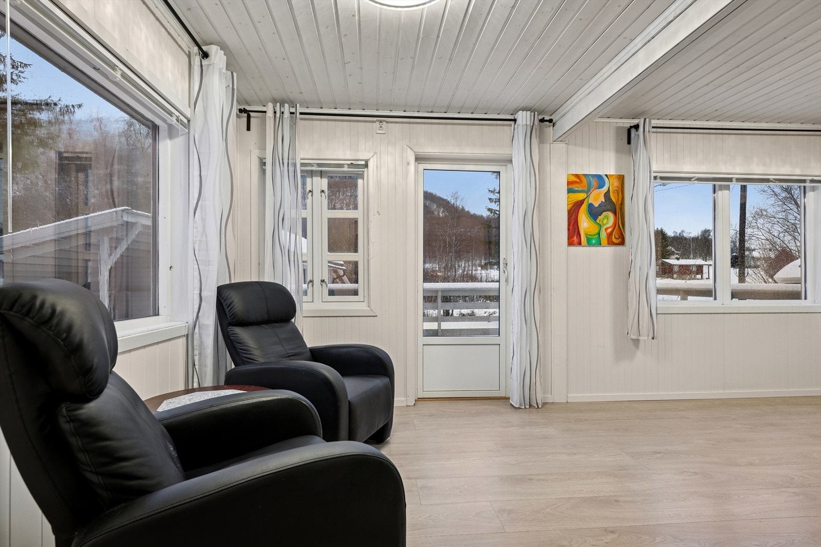 Vinduer i tre himmelretninger som gir godt med naturlig lys inn i boligen. Galleribilde