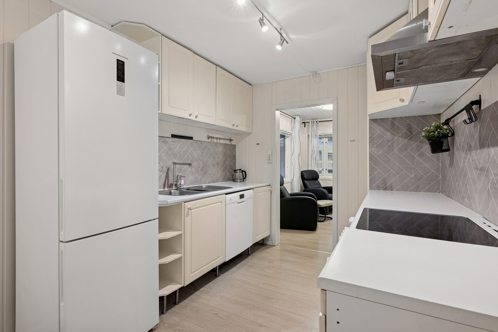 Komfyr, kjøleskap og oppvaskmaskin medfølger handelen. Galleribilde