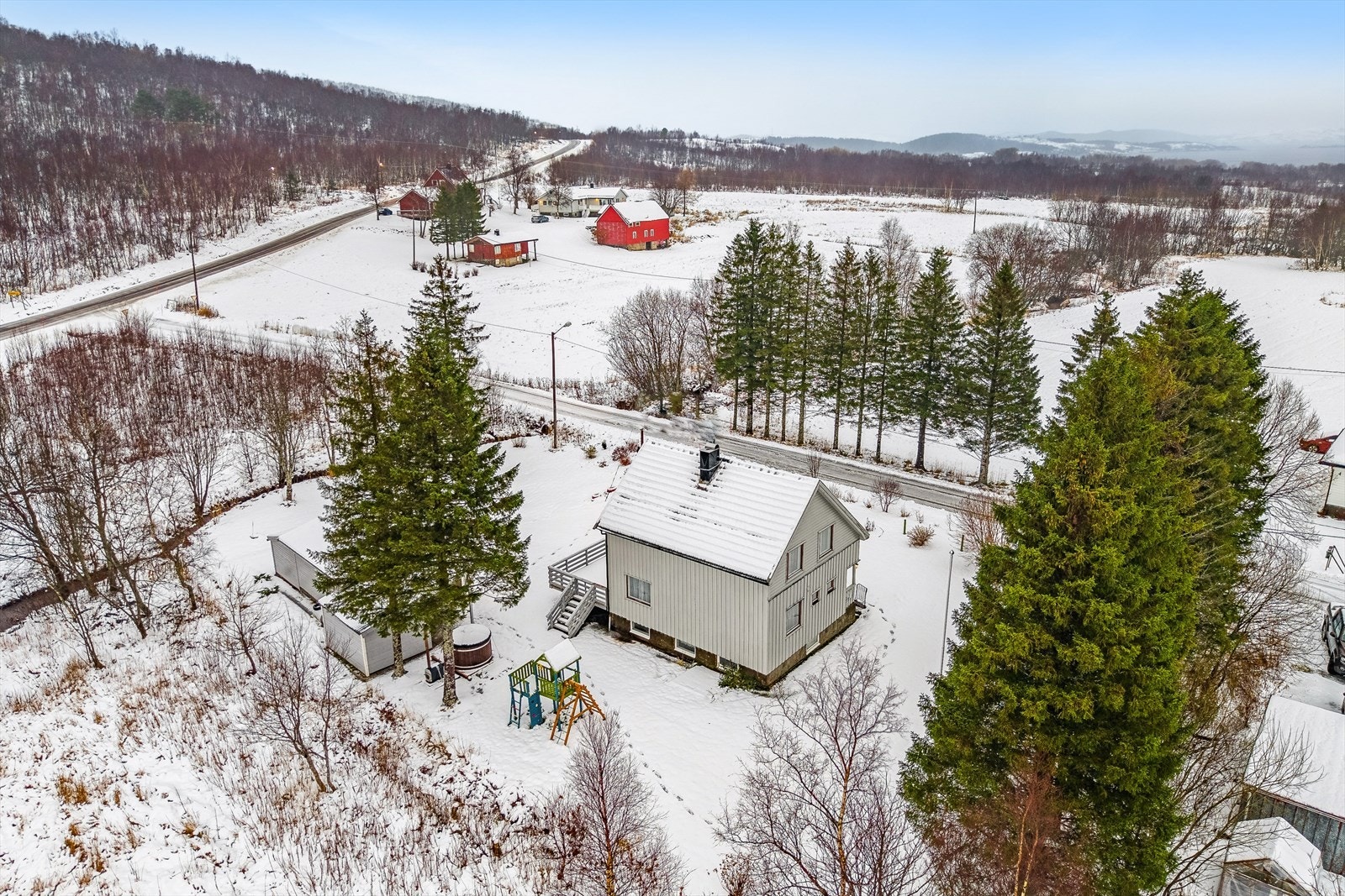Eiendommen har en fin og romslig tomt med enebolig, garasje og opparbeidet plen med prydbusker. Galleribilde