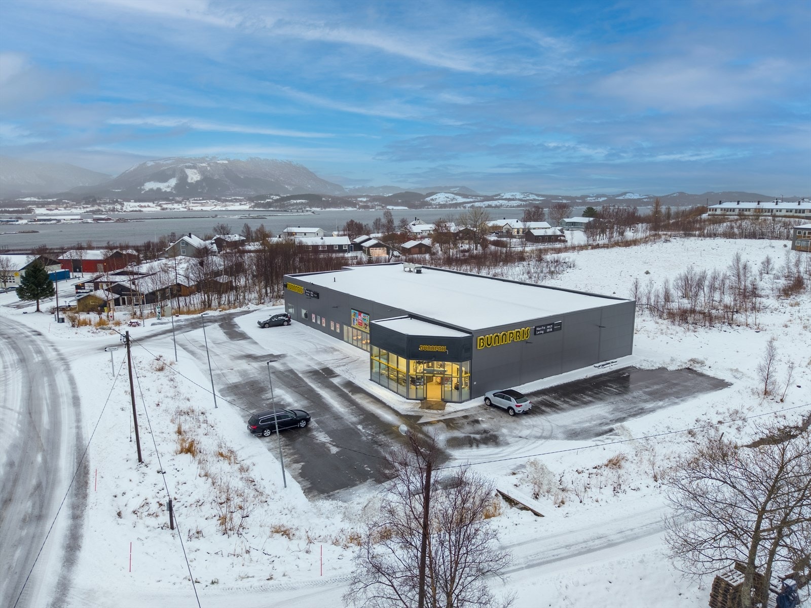 Fra boligen er det ca. 4 minutters kjøring til Bunnpris for hverdagslig handel. Galleribilde