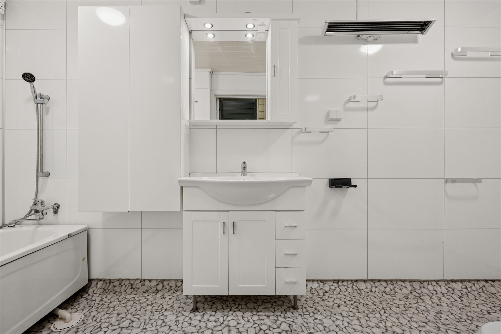 Det ble etablert nye vannledninger, avløp fra sluk og toalett parallelt med oppussing av badet i 2022. Galleribilde