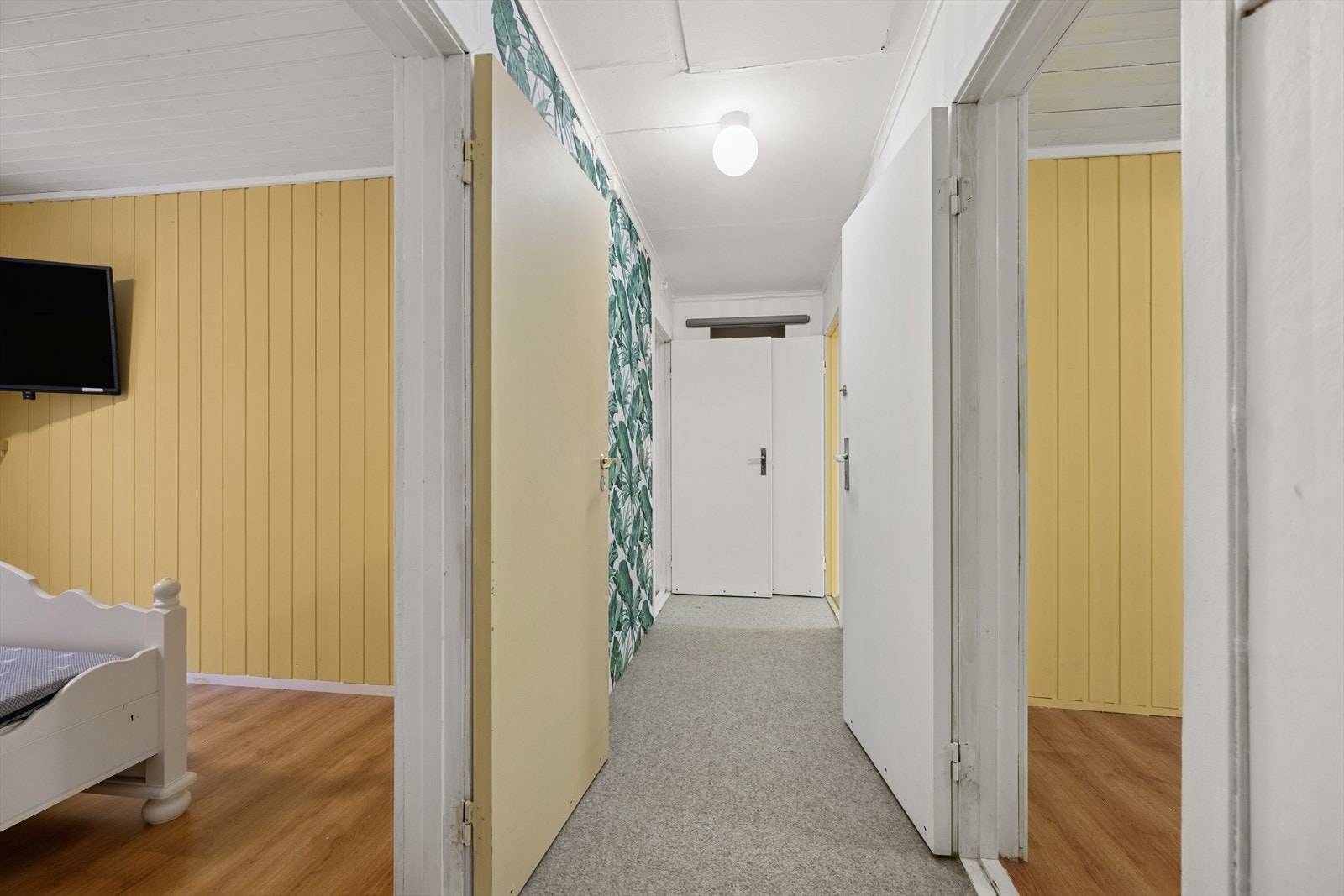 Loftsgang med inngang til soverommene. Galleribilde