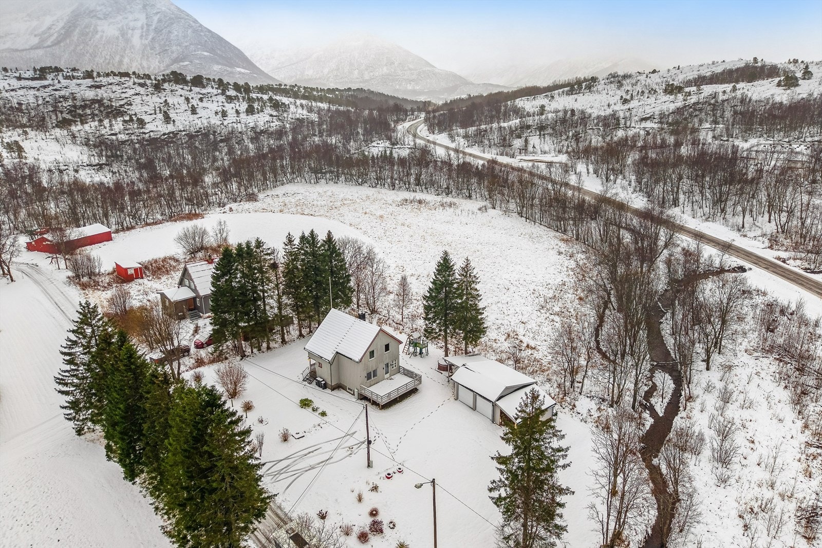 Bare 2 minutters gange til Vindsnes busstopp som tar deg til Bogøy og Leinesfjorden. Galleribilde