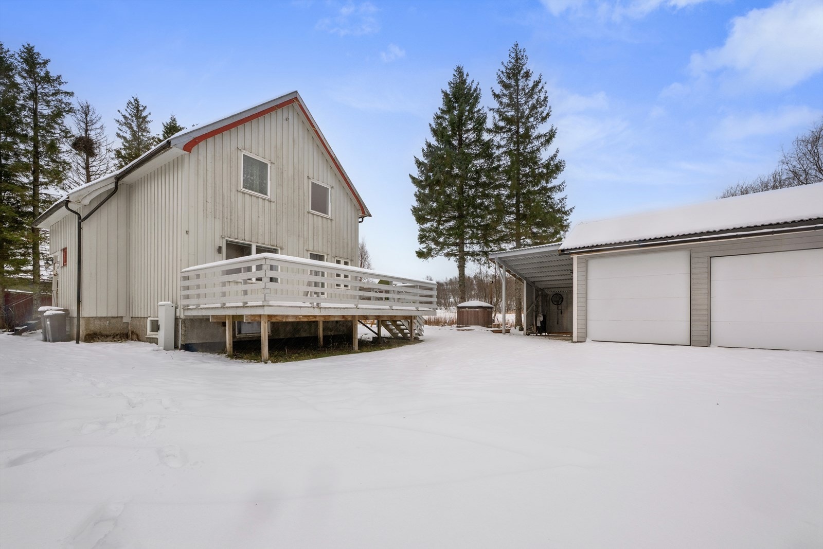 Garasjen ble oppgradert i 2022 og har installert elektrisk portåpner. Galleribilde