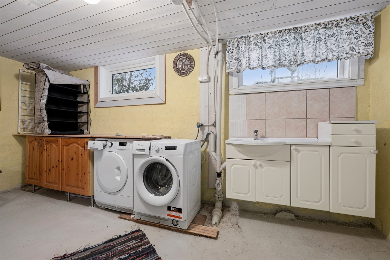 Praktisk separat vaskerom med arbeidssoner. Galleribilde