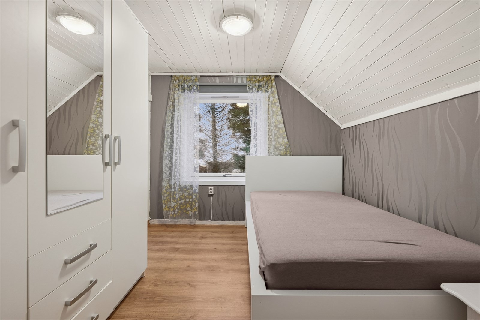 Soverom 2 med god plass til garderobeløsning med hyller og skap. Galleribilde