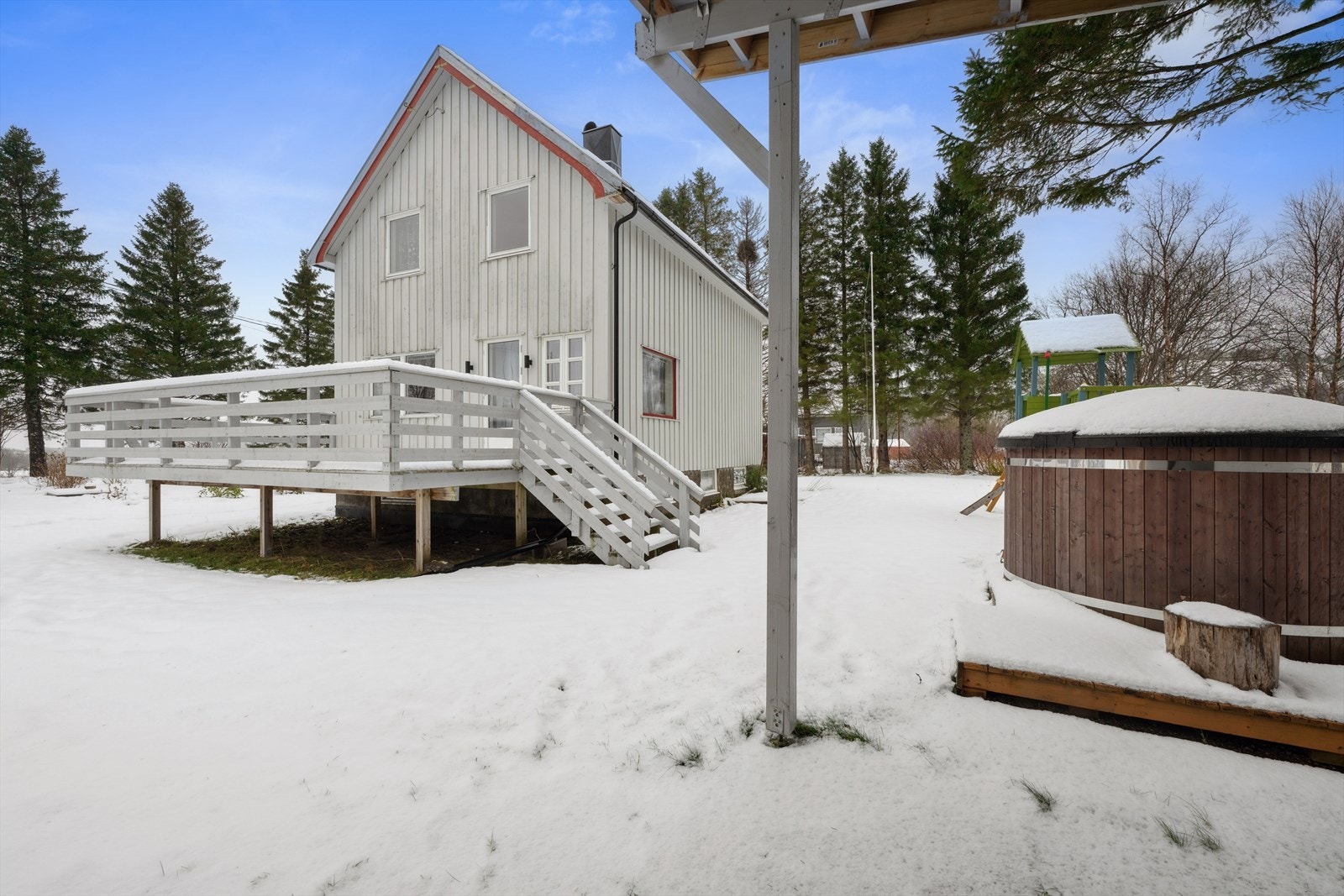 Stamp og lekestativ medfølger handelen. Galleribilde