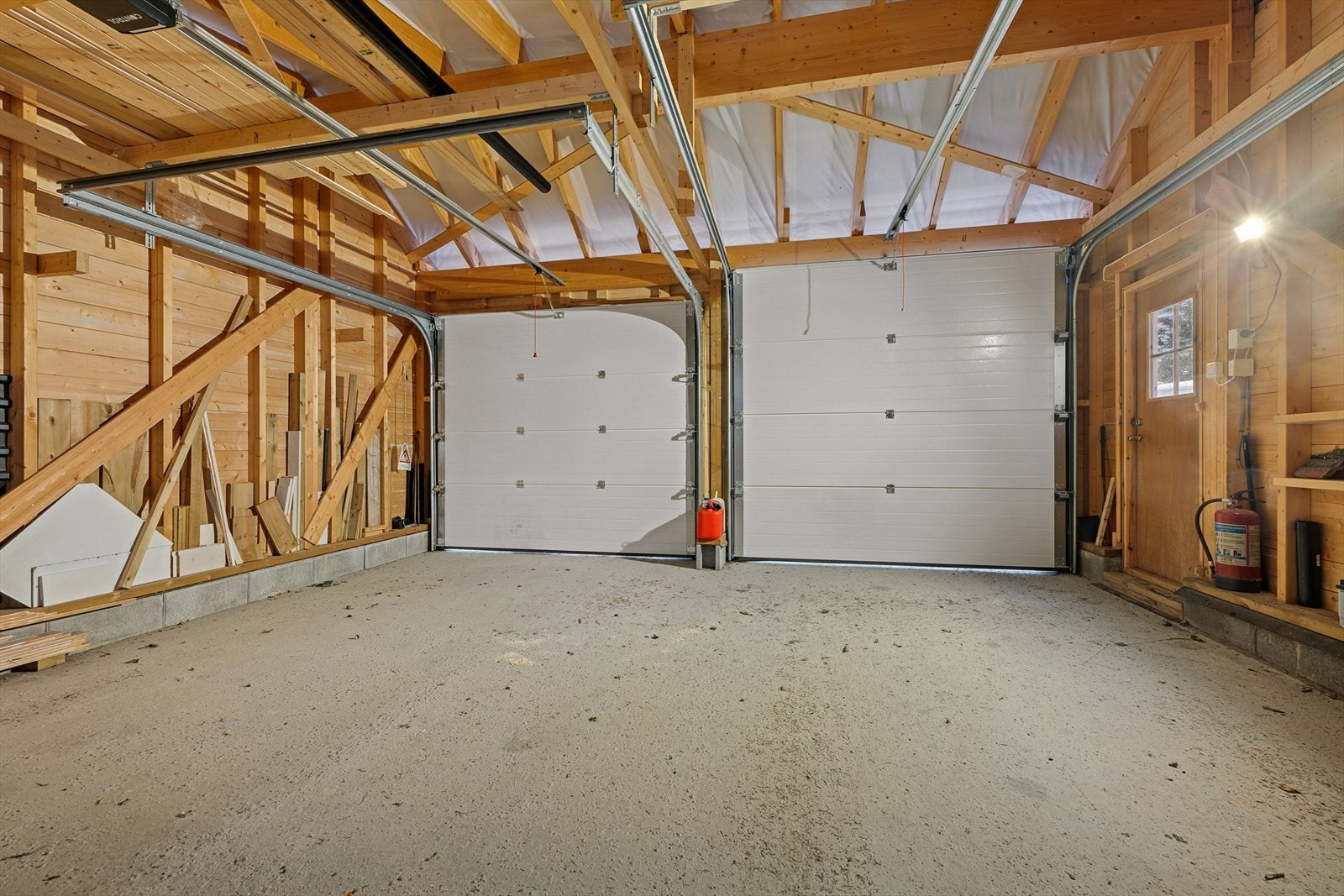 Stor og flott garasje med to porter, egen inngang og elektriske porter. Galleribilde