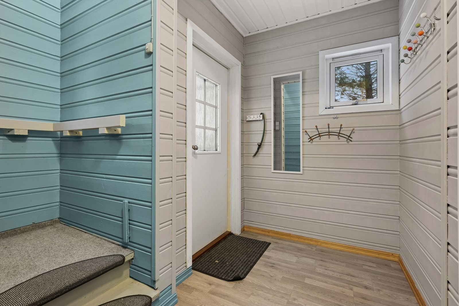 Entré med god nok plass til oppbevaring av yttertøy. Galleribilde