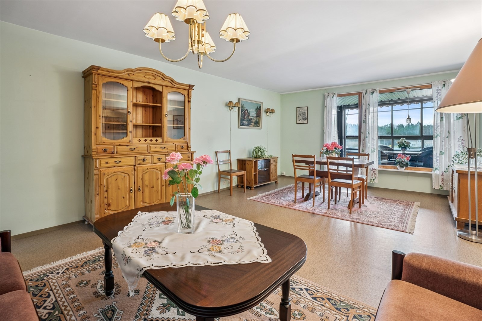 Den gode takhøyden bidrar til en luftig atmosfære i stuen. Galleribilde