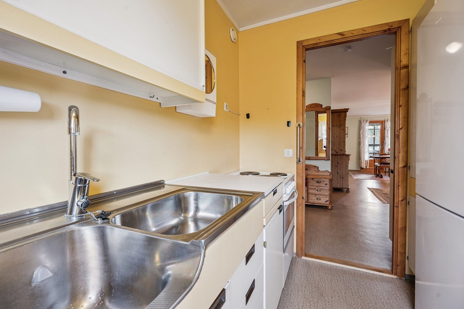 Innredningen har glatte fronter, laminat benkeplate og oppvaskkum i stål. Galleribilde