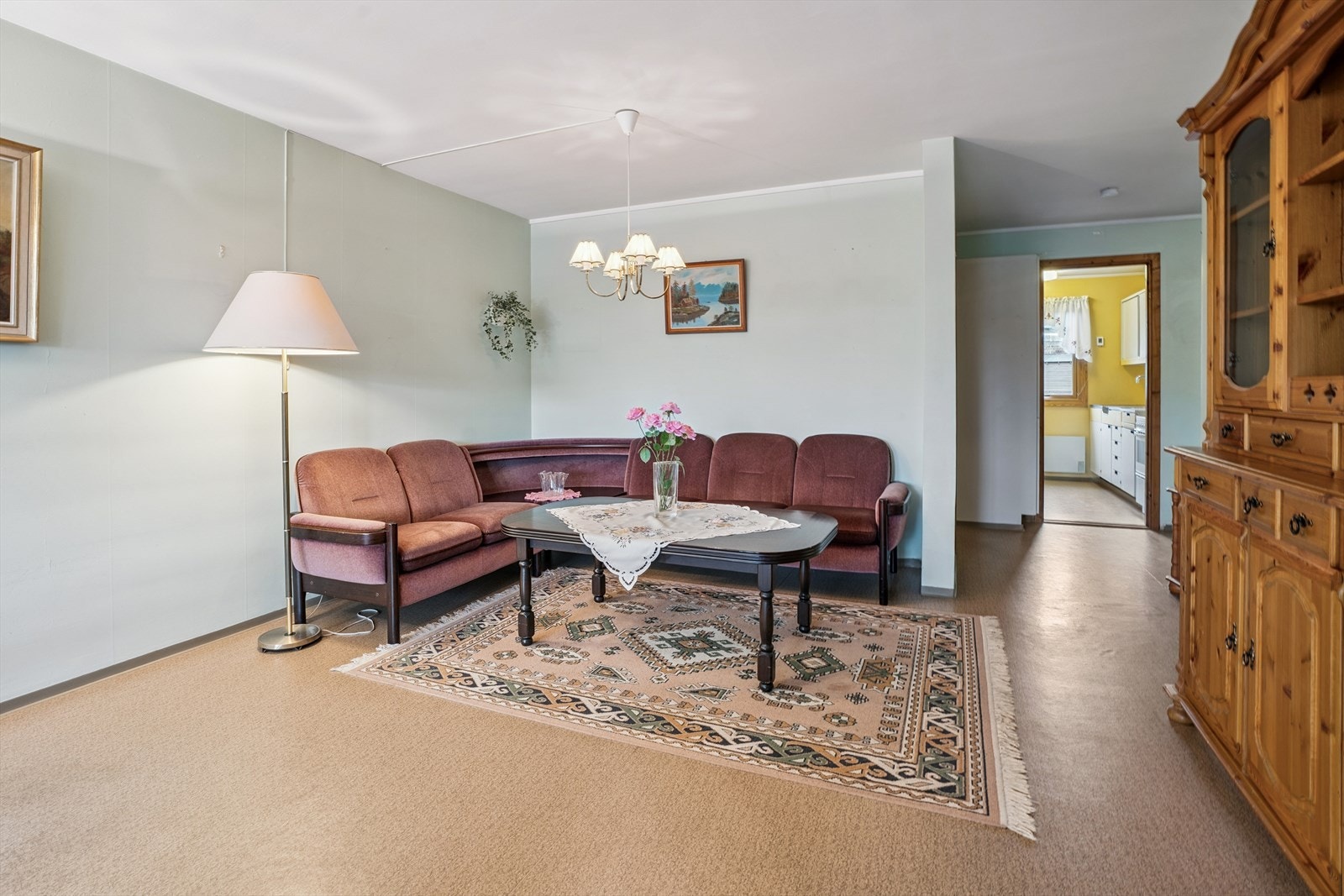 Stuen er et sentralt og trivelig rom med plass til både sofagruppe og spisebord. Galleribilde