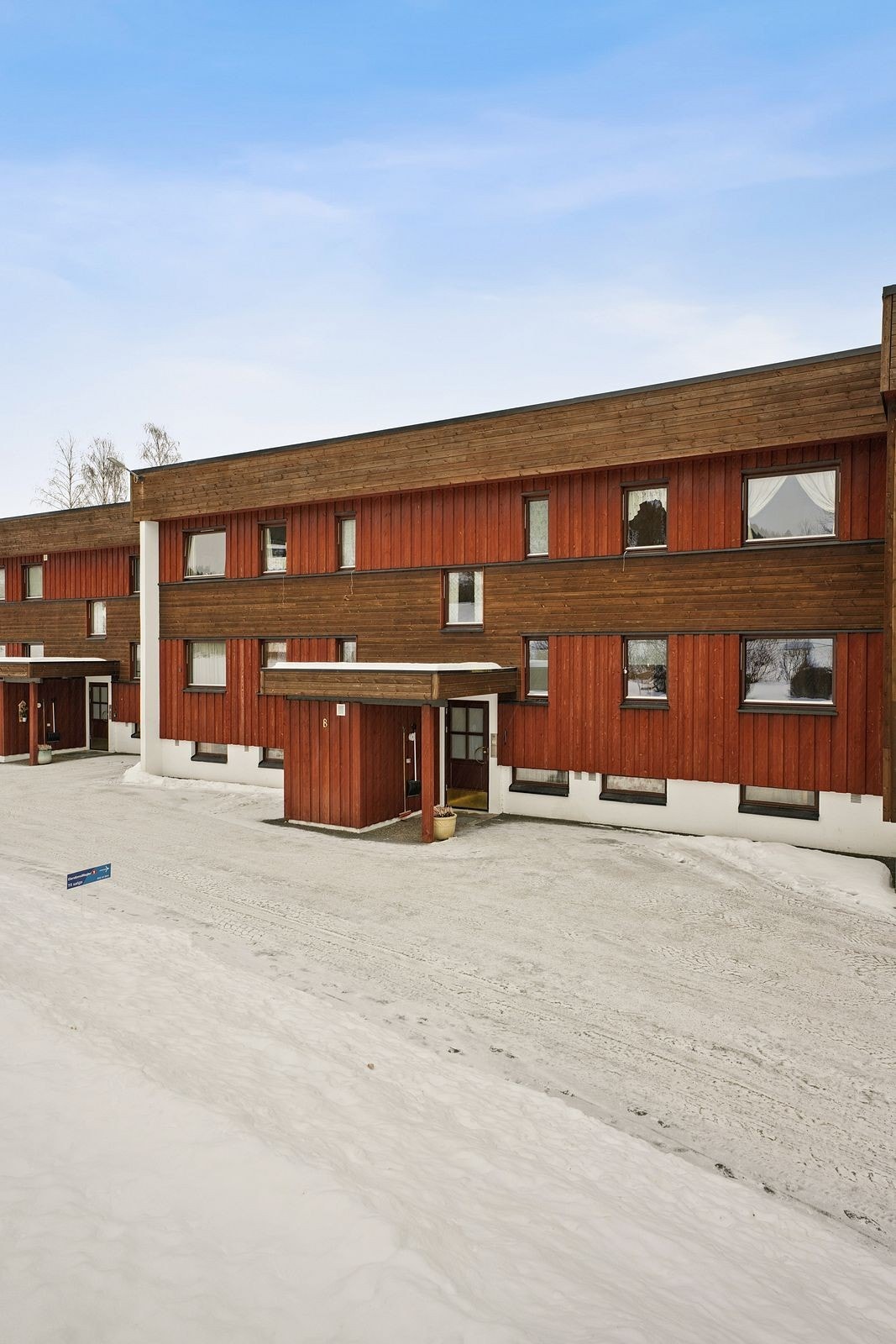 Asfaltert adkomst og parkering på borettslagets fellesområder. Galleribilde