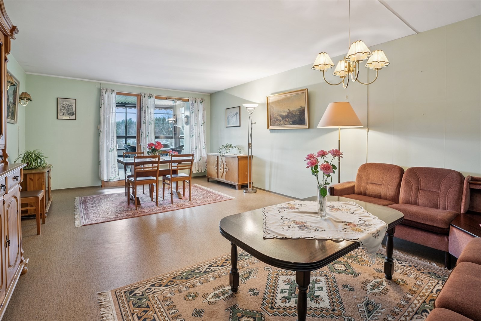 Gulvene er belagt med laminat og belegg, og veggene har malte overflater. Galleribilde