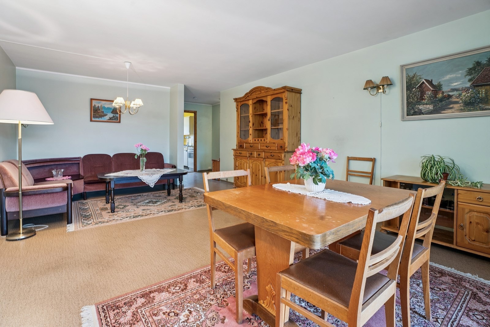 Rommet har en åpen løsning som gir en god romfølelse og fleksible møbleringsmuligheter. Galleribilde