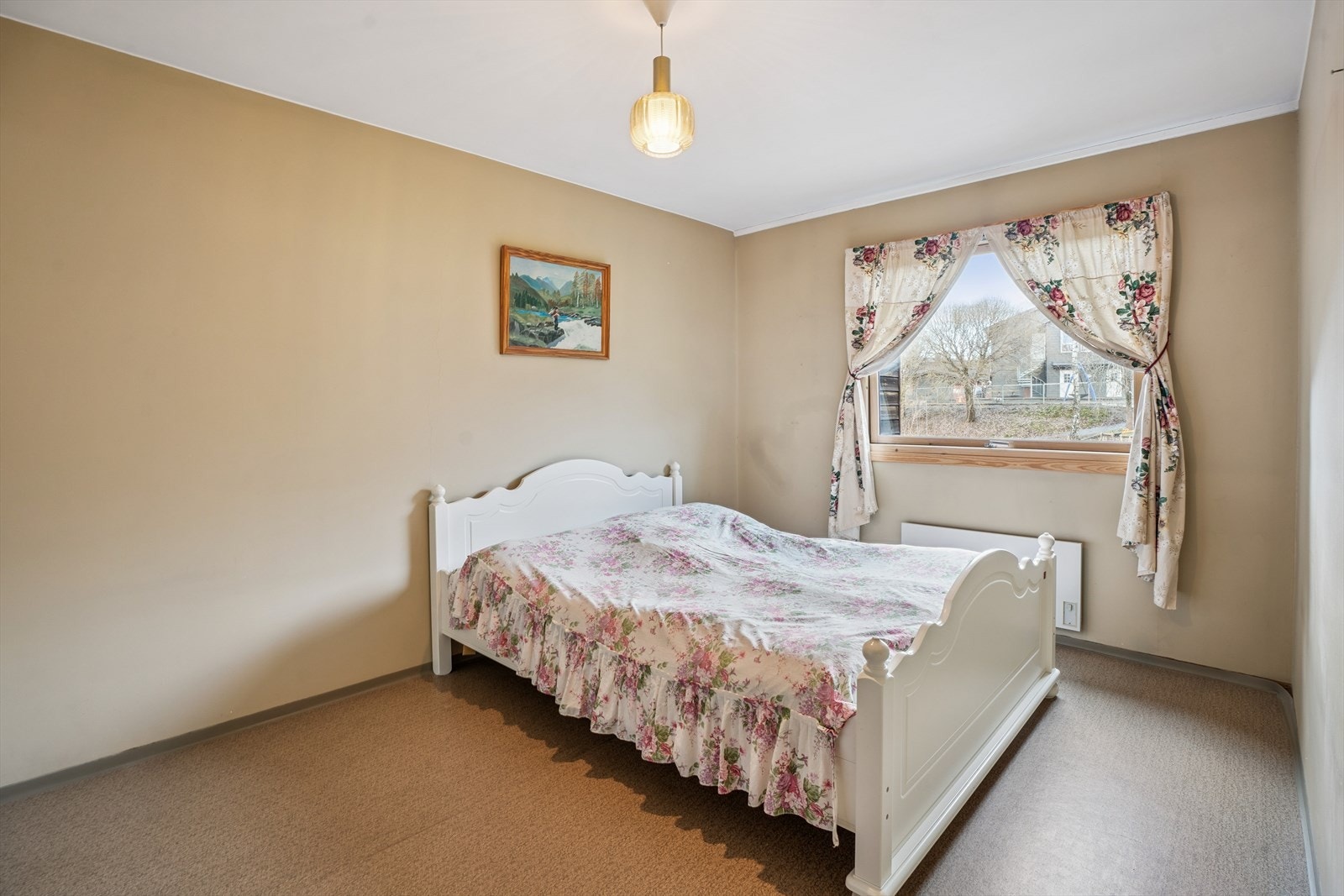 Soverommet har god plass til dobbeltseng og tilhørende møblement. Galleribilde