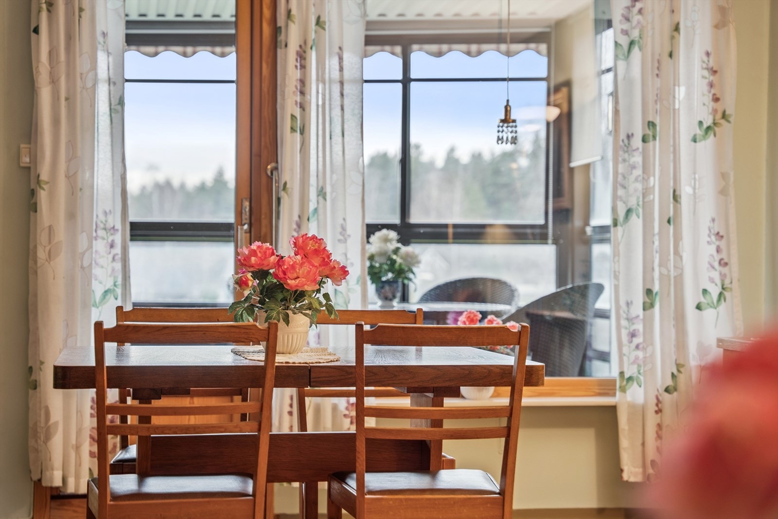 Utsyn fra spiseplassen mot balkongen og grøntområdene utenfor. Galleribilde