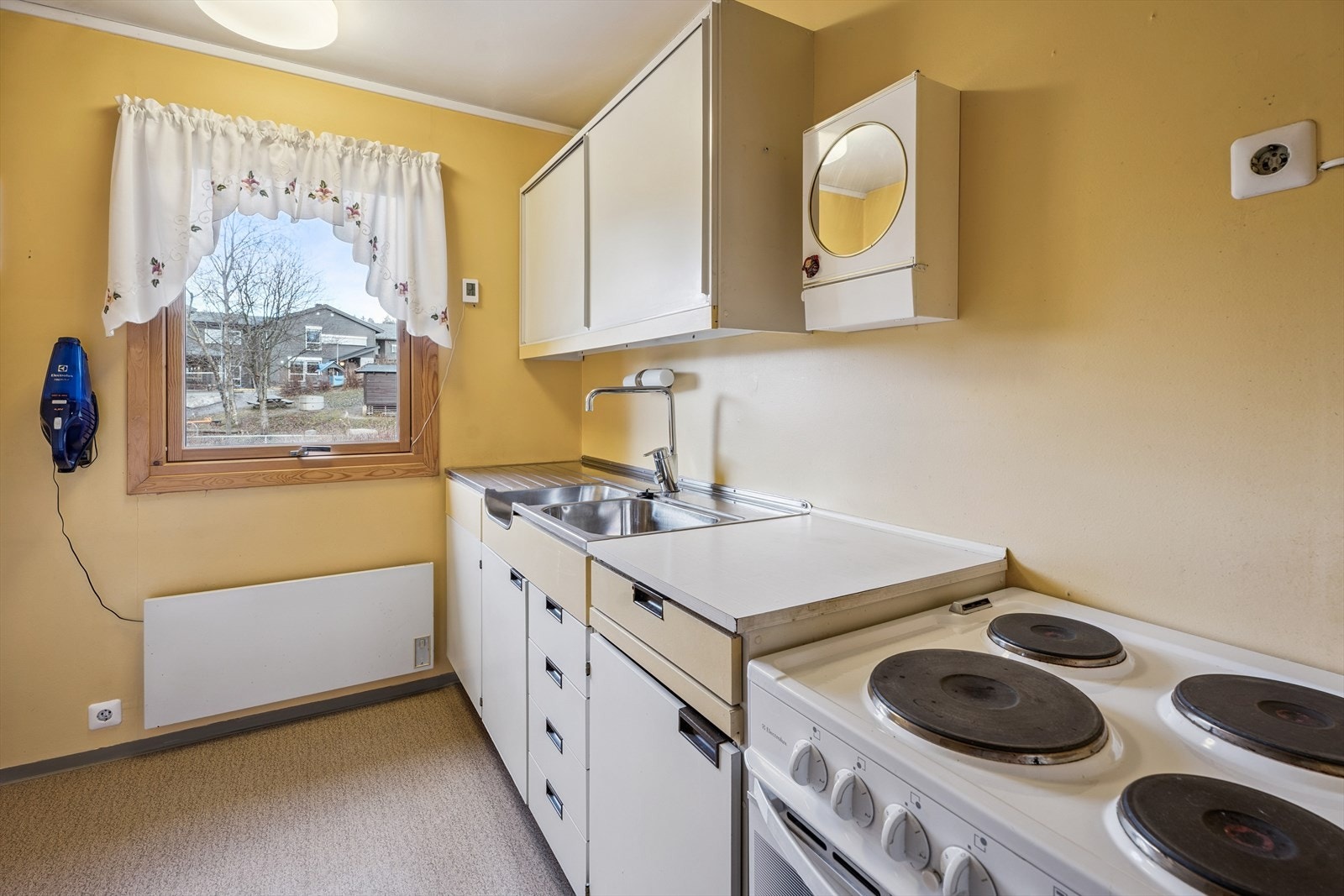 Varmtvannstanken på ca. 120 liter er plassert i kjøkkenbenken. Galleribilde