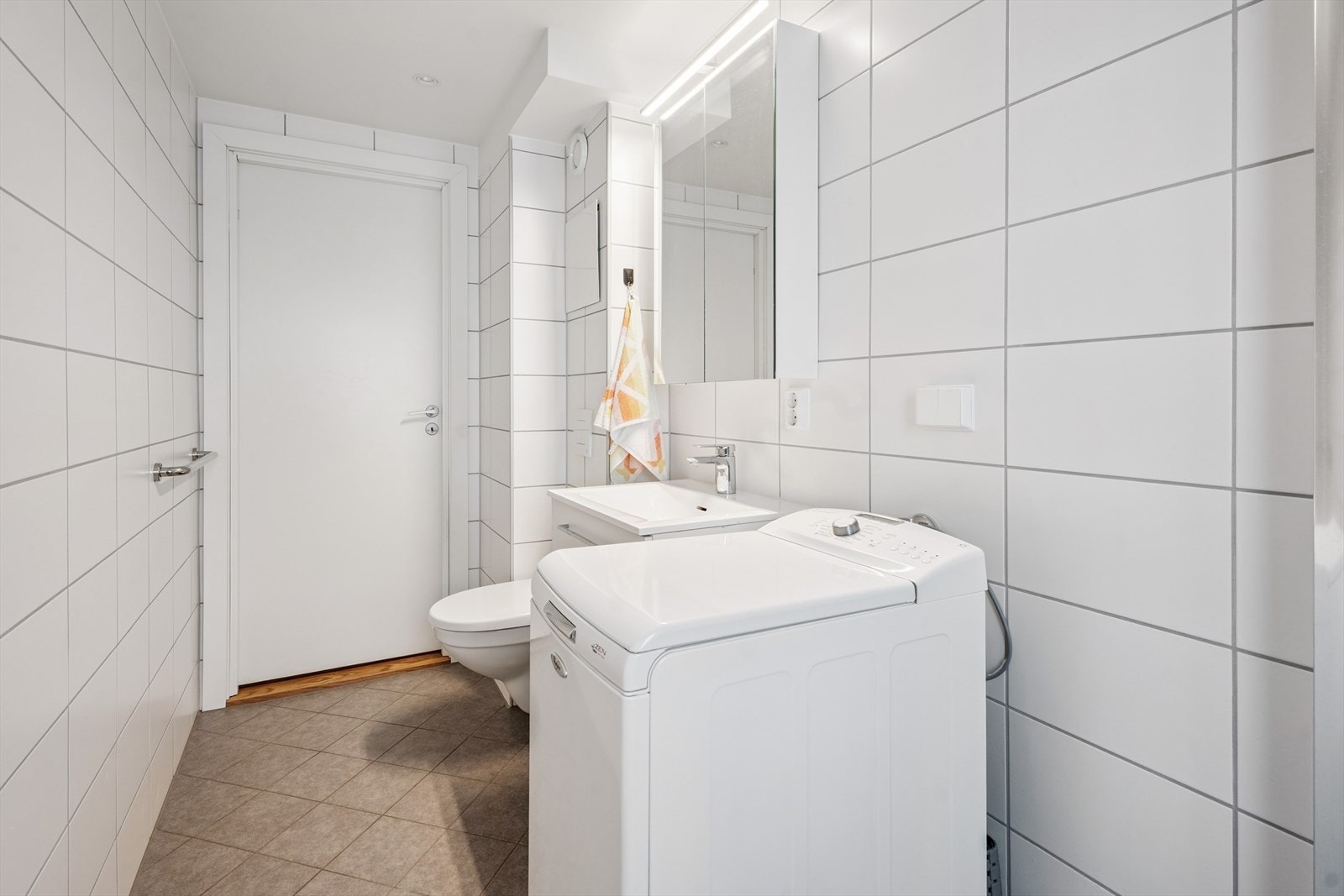 Badet ble renovert i 2022 og har elektrisk gulvvarme for økt komfort. Galleribilde