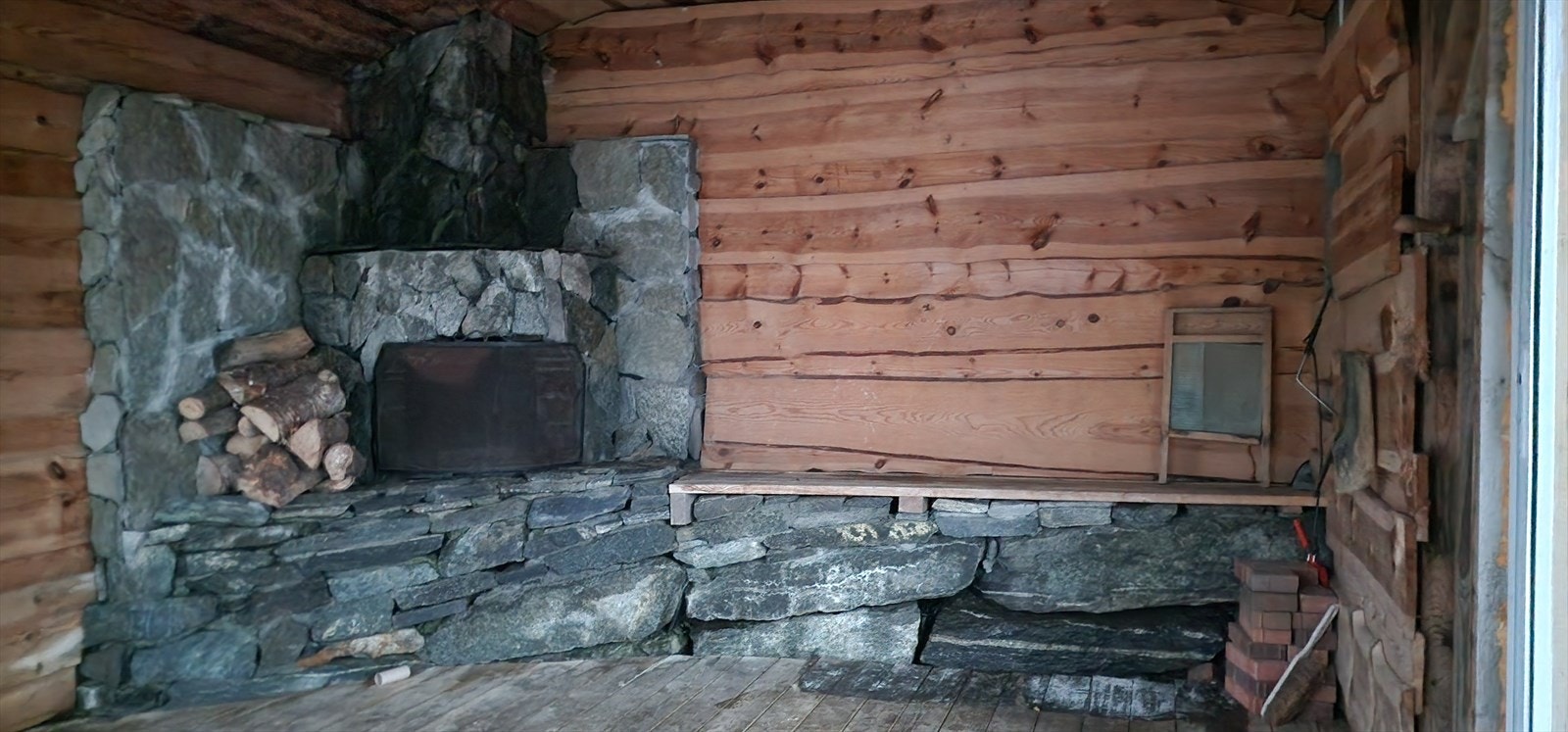 Private bilder fra innsiden av grillhytten på nedsiden av våningshuset. Galleribilde