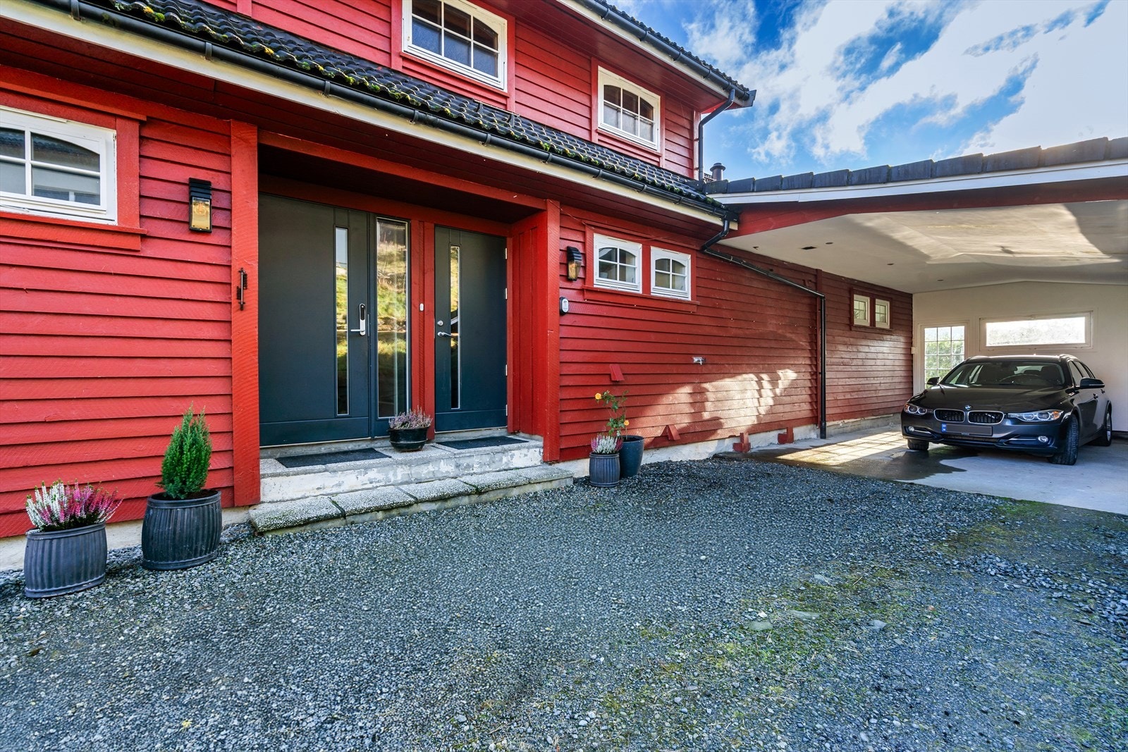 Overbygd inngangsparti og carport Galleribilde