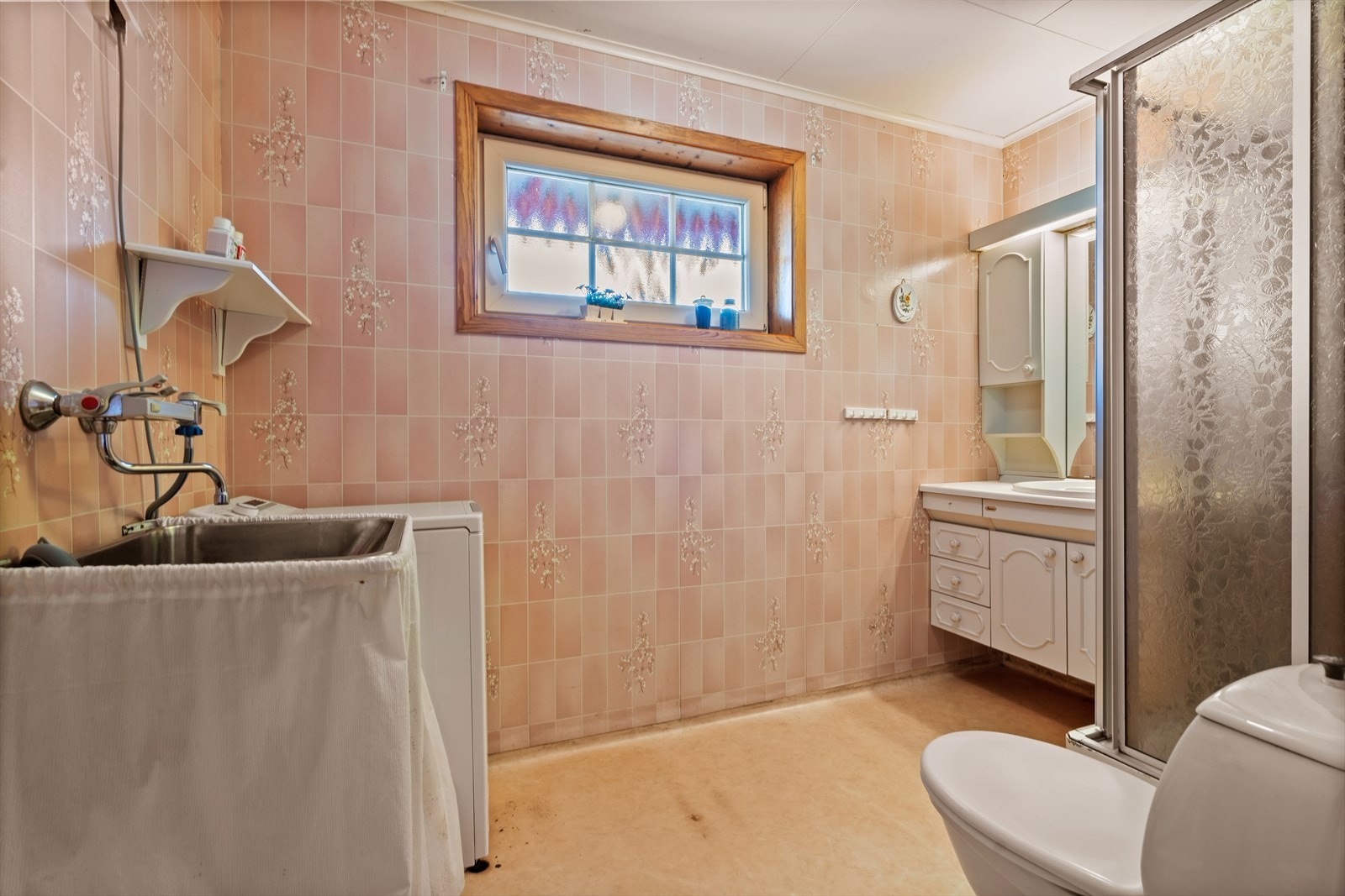 Bad/vaskerom til utleiedel m/dusjkabinett, toalet, servant, utslagsvask og opplegg for vaskemaskin. Galleribilde