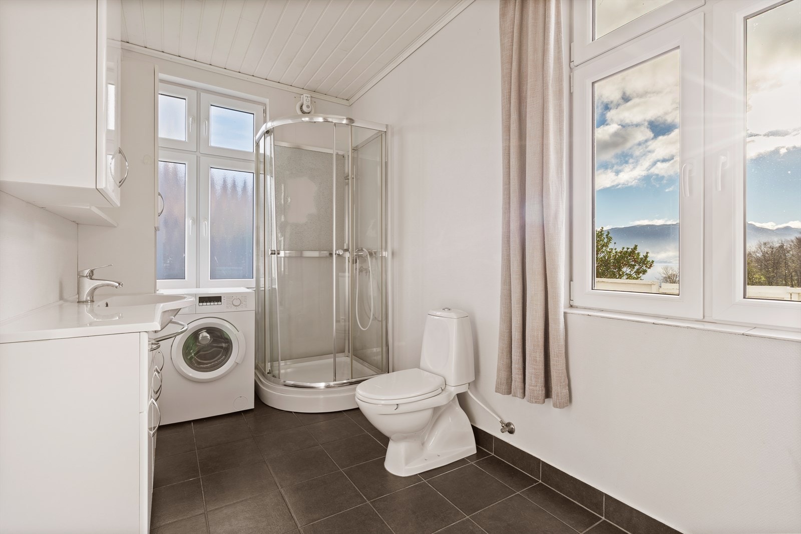 Bad m/opplegg for vaskerom i hovedetasjen. Flott flislagt gulv med varmekabler. Galleribilde