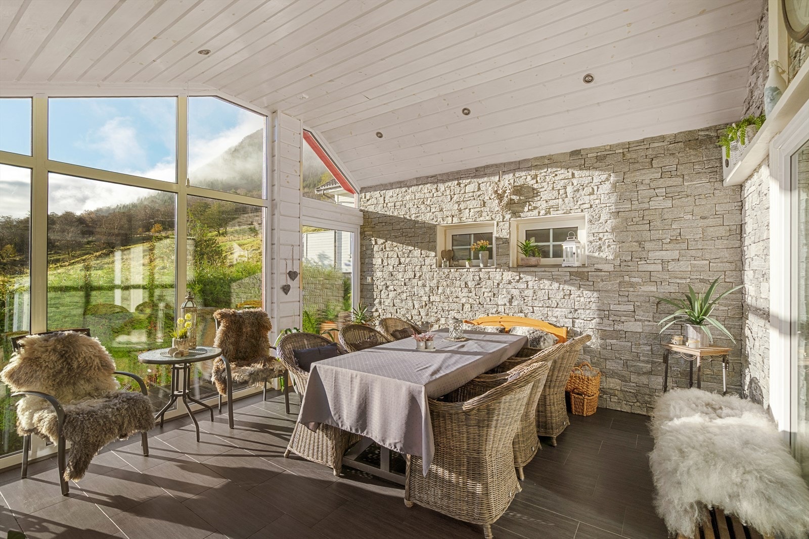 Romslig hagestue med god takhøyde! Galleribilde