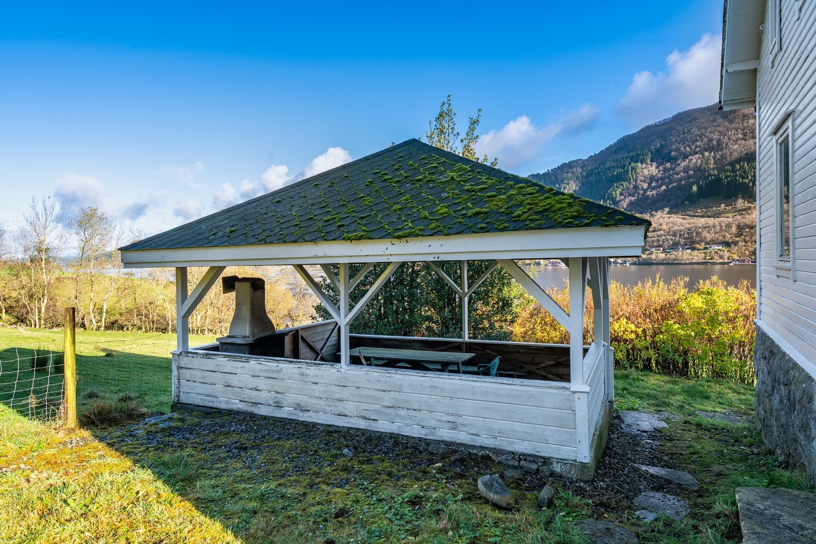 Overbygd uteplass/grillplass ved kårboligen Galleribilde