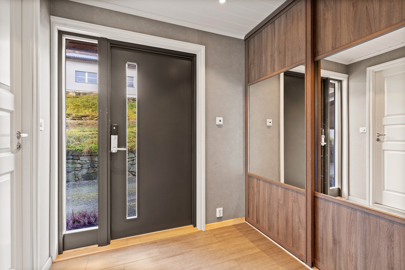 Entre/gang med skyvedørsgardertobe. Galleribilde