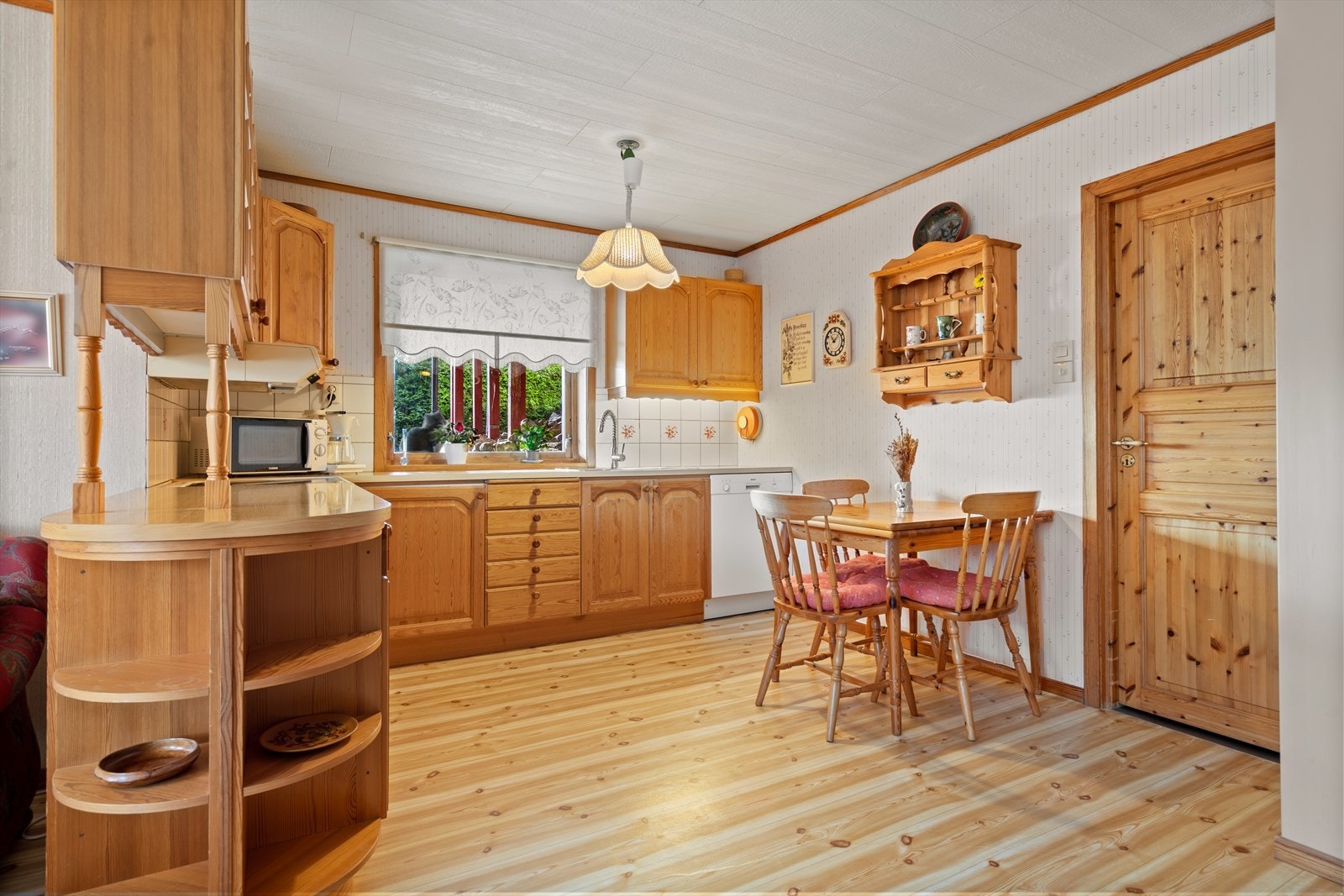 Godt med skap- og benkeplass. Galleribilde