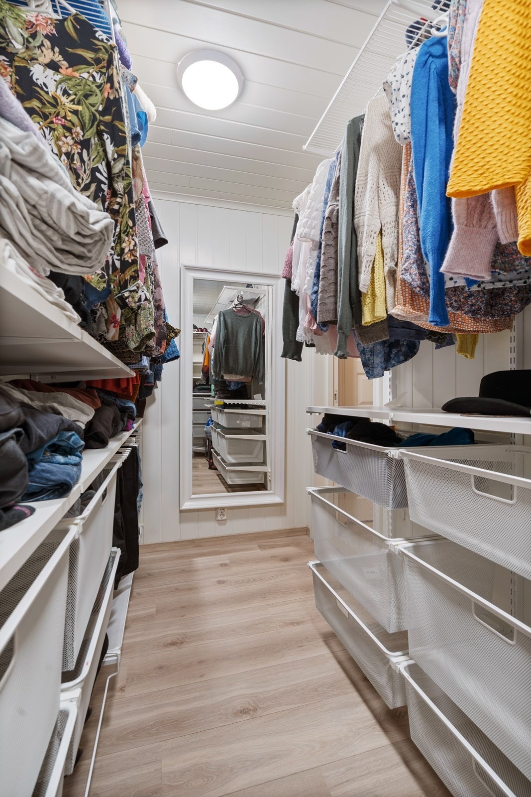 Walk-in garderobe i hovedetasjen. Galleribilde