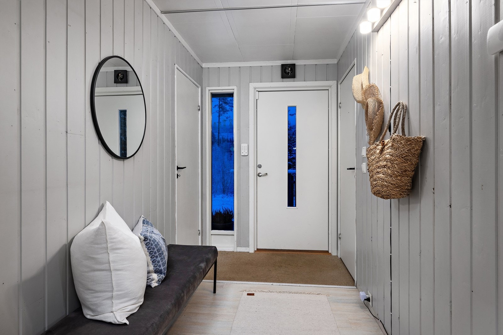 Når man kommer inn så møtes man av en romslig gang. Dørene går til et toalett og til kjelleretasjen. Galleribilde