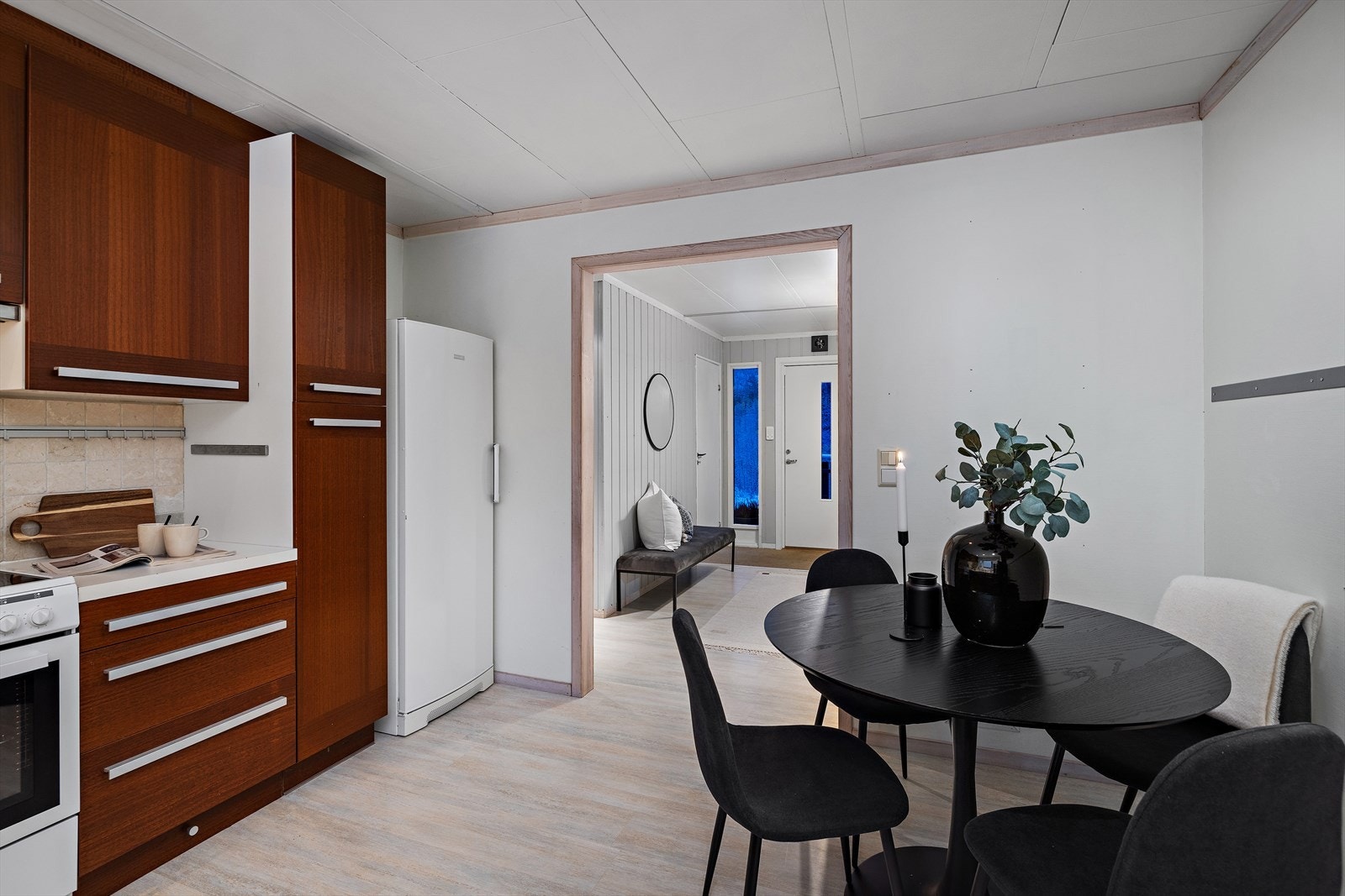 Det er også plass til et spisebord på kjøkkenet. Galleribilde