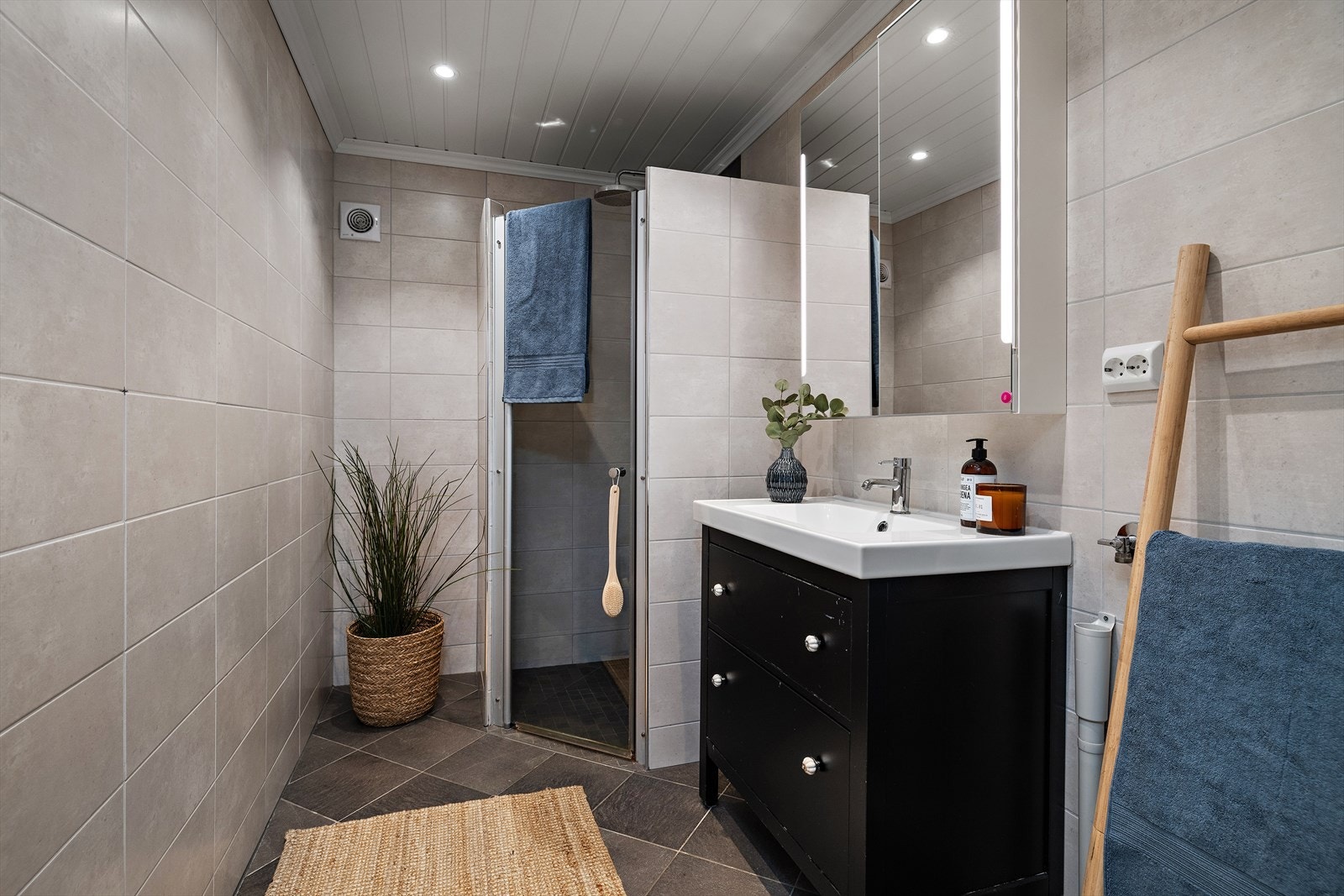 Delikat bad med opplegg for vaskemaskin. Galleribilde