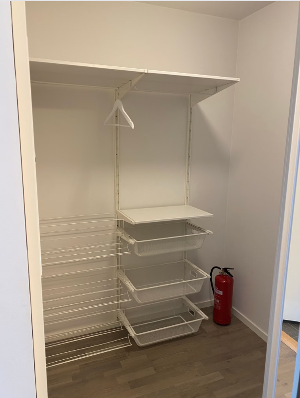 Bod/garderobe i gang Galleribilde