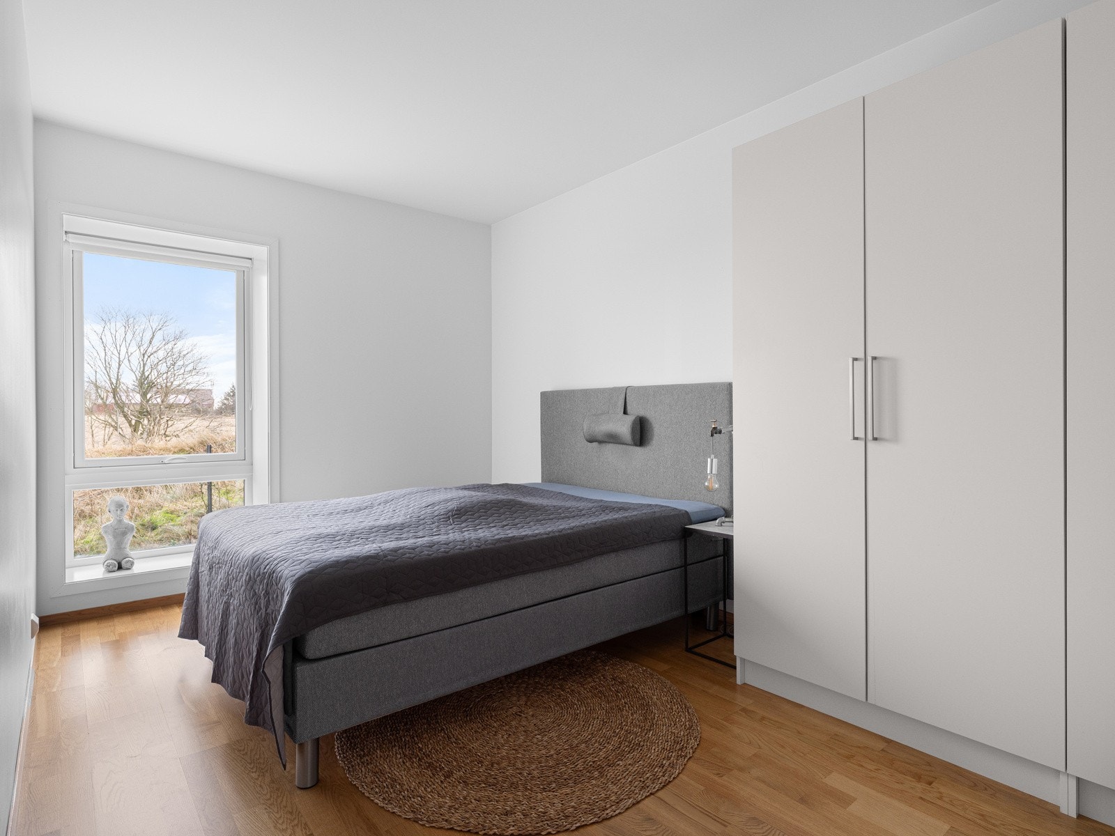 Leiligheten har to innbydende soverom. Hovedsoverommet gir plass til dobbeltseng og tilhørende møblement. Galleribilde