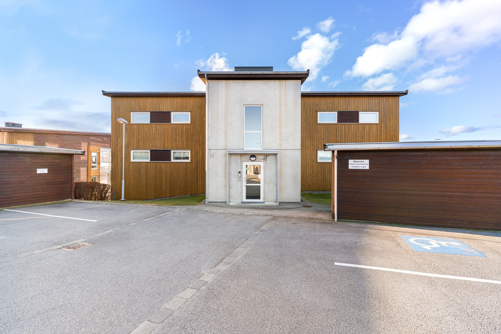 Leiligheten har fast parkeringsplass i felles garasjeanlegg med elbillader. Galleribilde