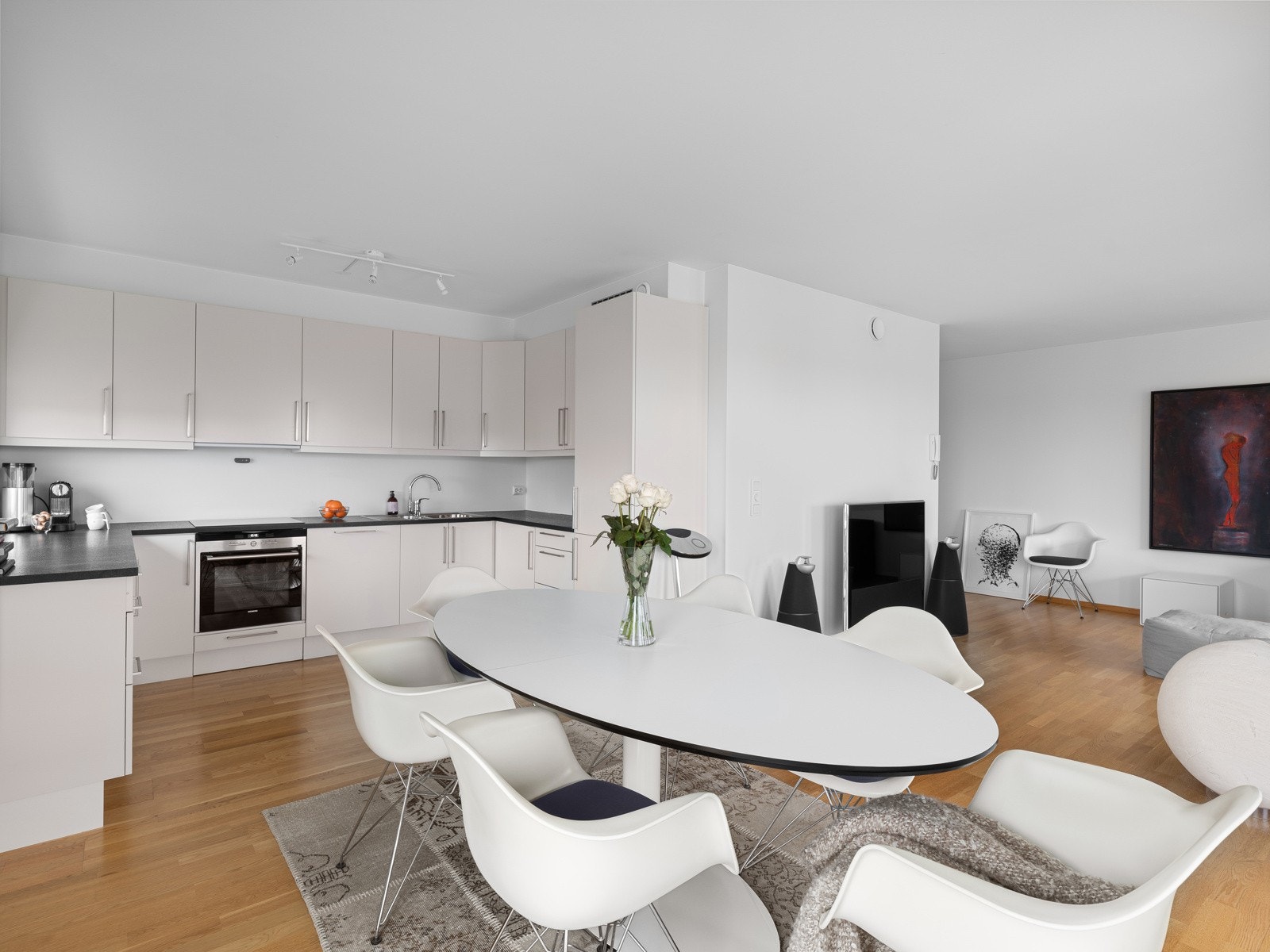 I forlengelse av kjøkkenet har man god plass til spisebord. Galleribilde